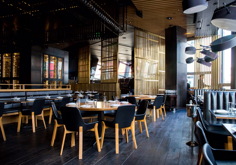 Restoran iç mekânında masalar ve sıcak aydınlatma